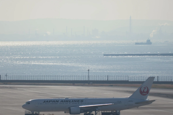 <i> Nov. 30, 2025<br> HND/羽田空港第1ターミナル RF 展望デッキ<br><br> Canon EOS R10<br> SIGMA CONTEMPORARY 16-300mm F3.5-6.7 DC OS<br> </i>