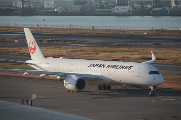 <i> Nov. 30, 2025<br> HND/羽田空港第1ターミナル 6F 展望デッキ 北<br><br> Canon EOS R10<br> SIGMA CONTEMPORARY 16-300mm F3.5-6.7 DC OS<br> </i>